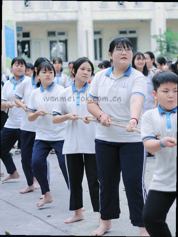 两组重叠方块与箭头，表现球员在俱乐部间流动